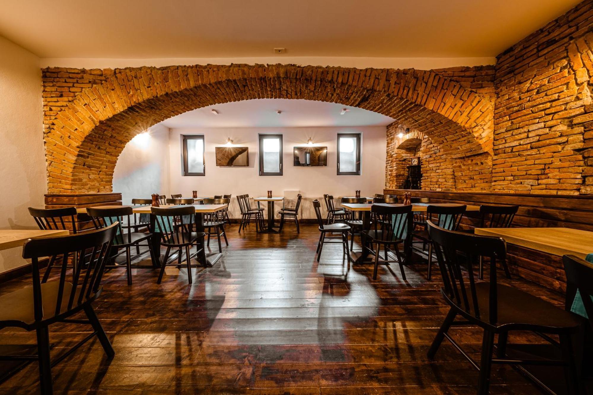 Casa Chitic - Hotel & Restaurant- Str Nicolae Balcescu 13 Braşov Buitenkant foto