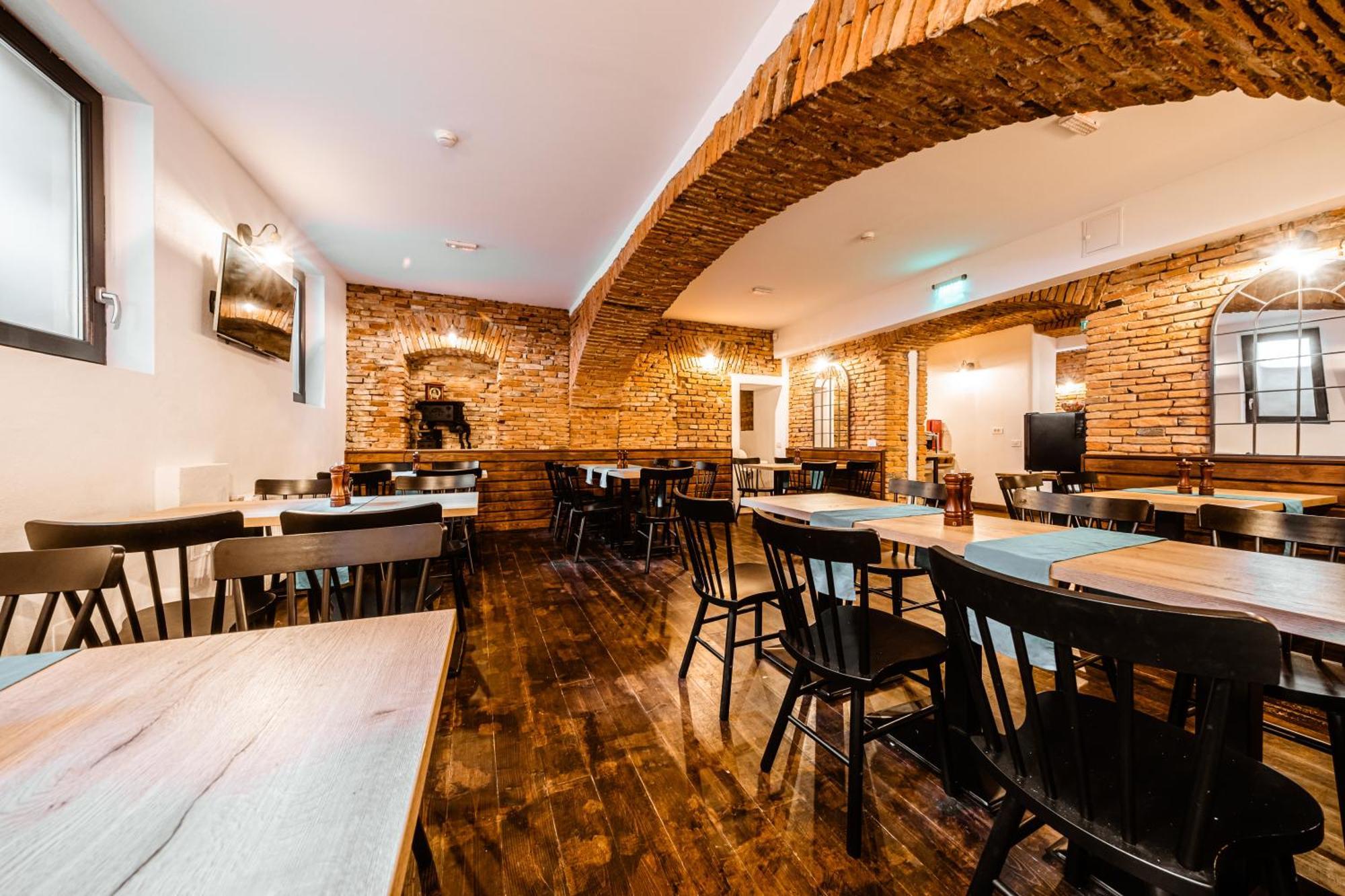 Casa Chitic - Hotel & Restaurant- Str Nicolae Balcescu 13 Braşov Buitenkant foto