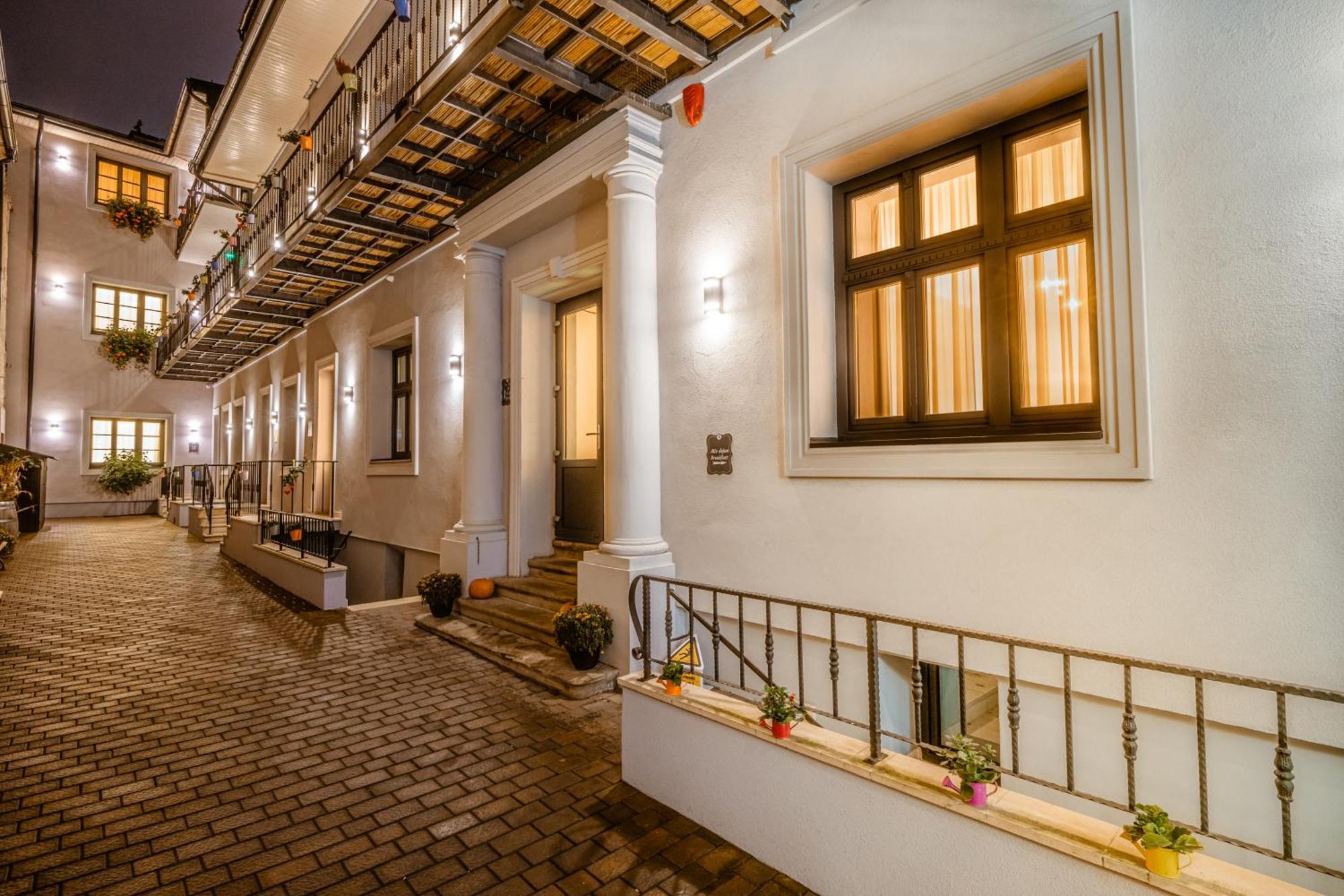 Casa Chitic - Hotel & Restaurant- Str Nicolae Balcescu 13 Braşov Buitenkant foto