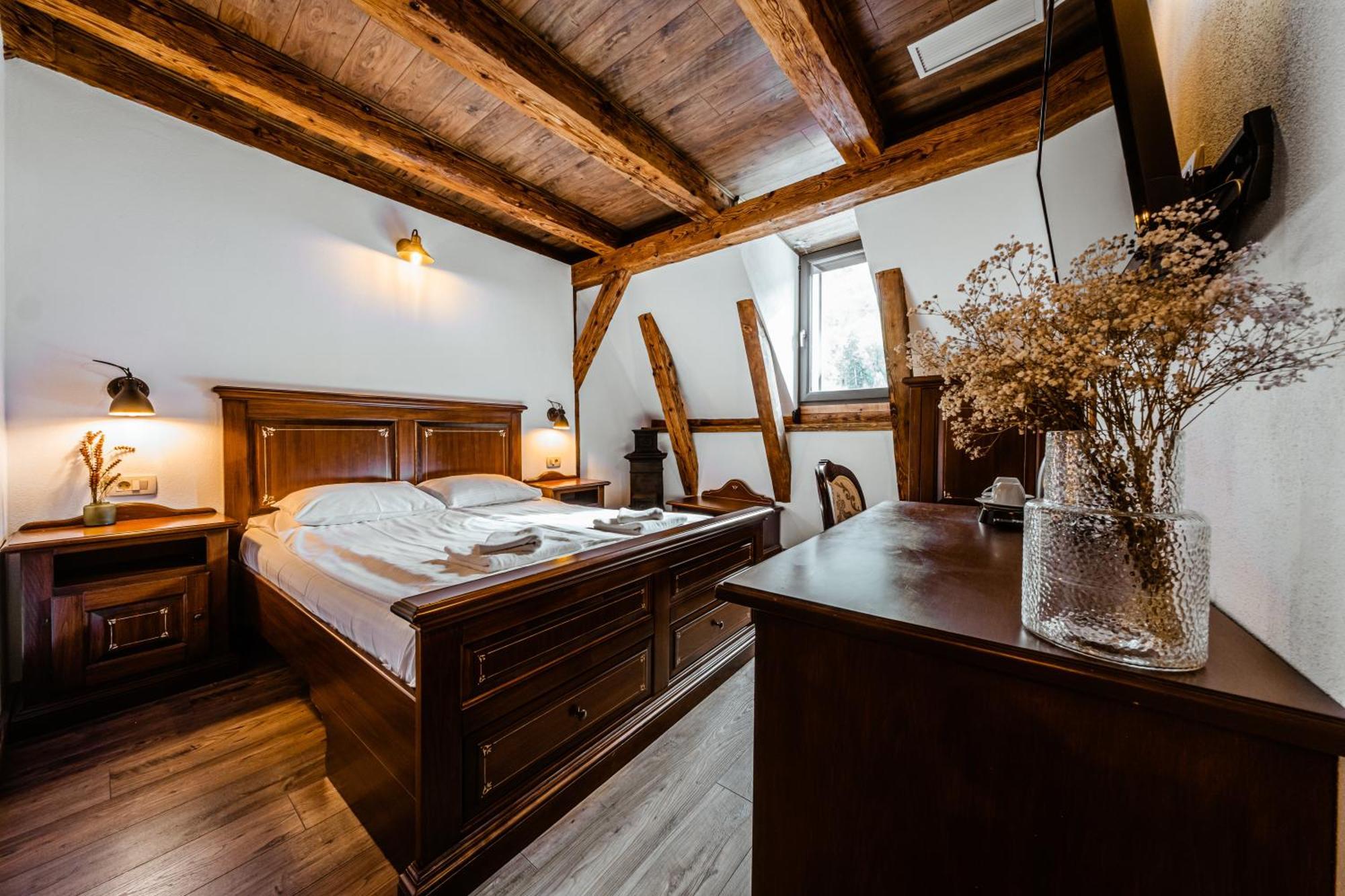 Casa Chitic - Hotel & Restaurant- Str Nicolae Balcescu 13 Braşov Buitenkant foto