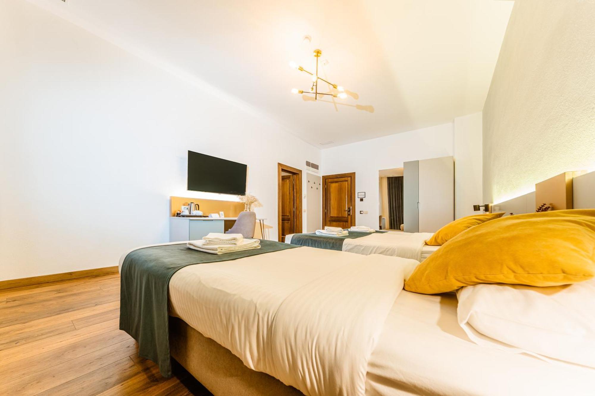 Casa Chitic - Hotel & Restaurant- Str Nicolae Balcescu 13 Braşov Buitenkant foto